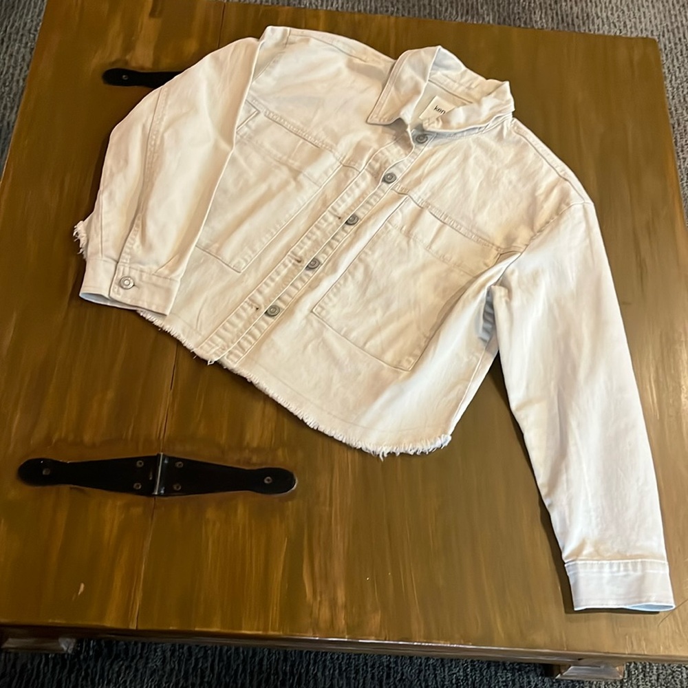 Super cute Kenzie jeans vintage lux light tan khaki off white jean jacket!